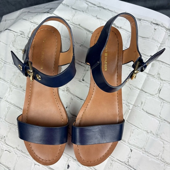 Tommy Hilfiger Navy and Brown Leather Wedges with Gold Accents Sz 7.5 - Picture 2 of 9